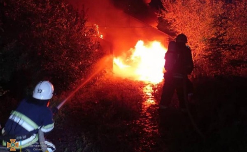 Большой пожар на Днепропетровщине: сгорели два гаража и 5 автомобилей