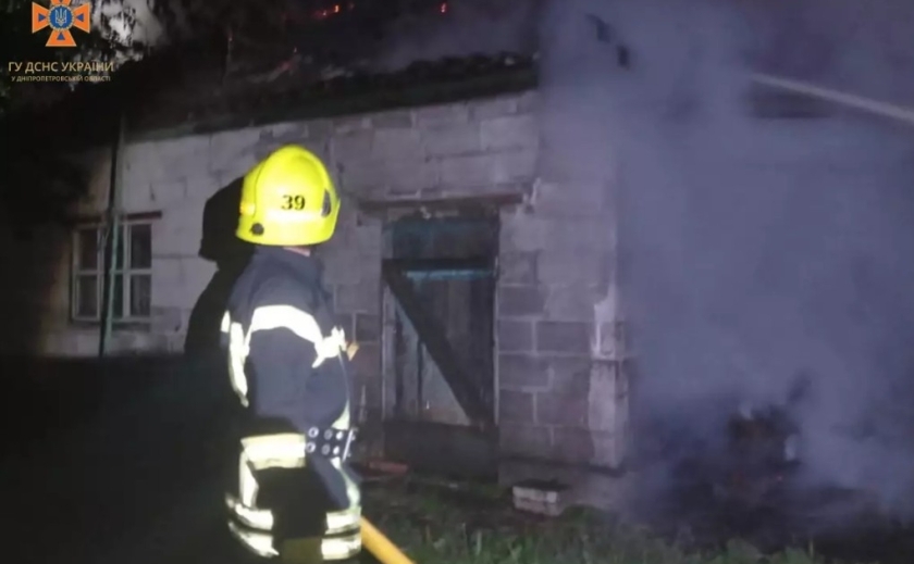 У Жовтих Водах вогнеборці ліквідували пожежу у літній кухні