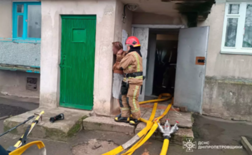 На пожежі в Жовтих Водах вогнеборці врятували 66-річну жінку