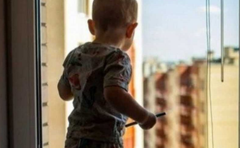 У Жовтих Водах маленька дитина випала з вікна