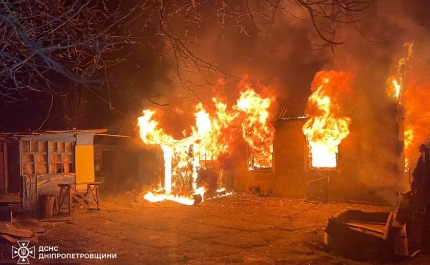 У Кам’янському районі надзвичайники загасили палаючий житловий будинок