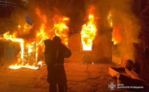 У Жовтих Водах спалахнув дах житлового будинку: надзвичайники приборкали полумʼя