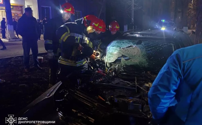 У Жовтих Водах BMW врізався в бетонну опору: пасажирку вирізали з салону